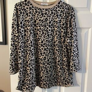 Print 3/4 sleeve top.